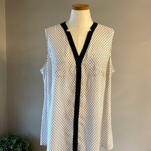 ROZ & ALI women’s V neck notch button down blouse geometric print black trim 2X